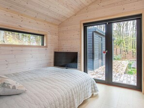 4 bedrooms, cribs/infant beds