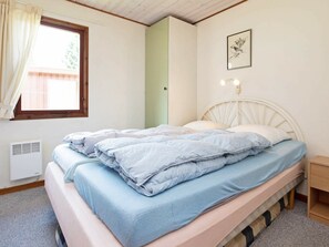 4 bedrooms, cribs/infant beds