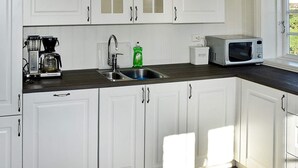 Coffee/tea maker, fridge, stovetop, dishwasher - 6 Person Holiday Home in Ålesund (Alesund)