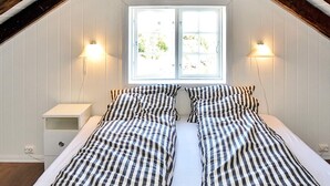 2 bedrooms, individually furnished - 6 Person Holiday Home in Ålesund (Alesund)