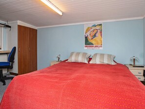2 bedrooms, cribs/infant beds