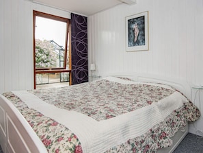 2 bedrooms, cribs/infant beds