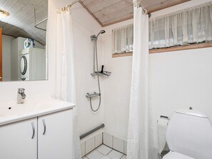 Bathroom - Traditional Holiday Home in Jutland With Roofed Terrace (Hirtshals)