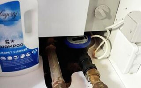 A white bottle of 5* shampoo and a white appliance with a blue cap. - Holiday Home in KlÃ¶vedal (Klovedal)