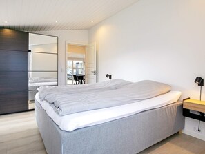 2 bedrooms, cribs/infant beds