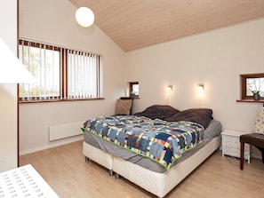 2 bedrooms, cribs/infant beds