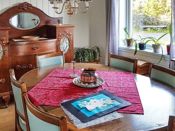 Fridge, stovetop, dishwasher, coffee/tea maker - 6 Person Holiday Home in Lonevåg (Osteroy)