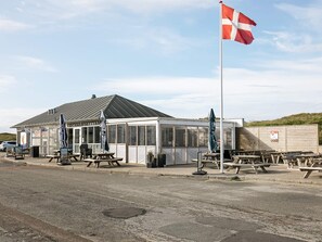 A small building with a sign reading "VESTBERGSHYTTEN" and a flagpole with a flag. - Lovely Holiday Home in Jutland near Sea (Vestervig)