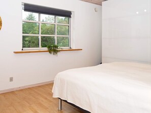 2 bedrooms, cribs/infant beds