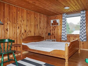 3 bedrooms, cribs/infant beds