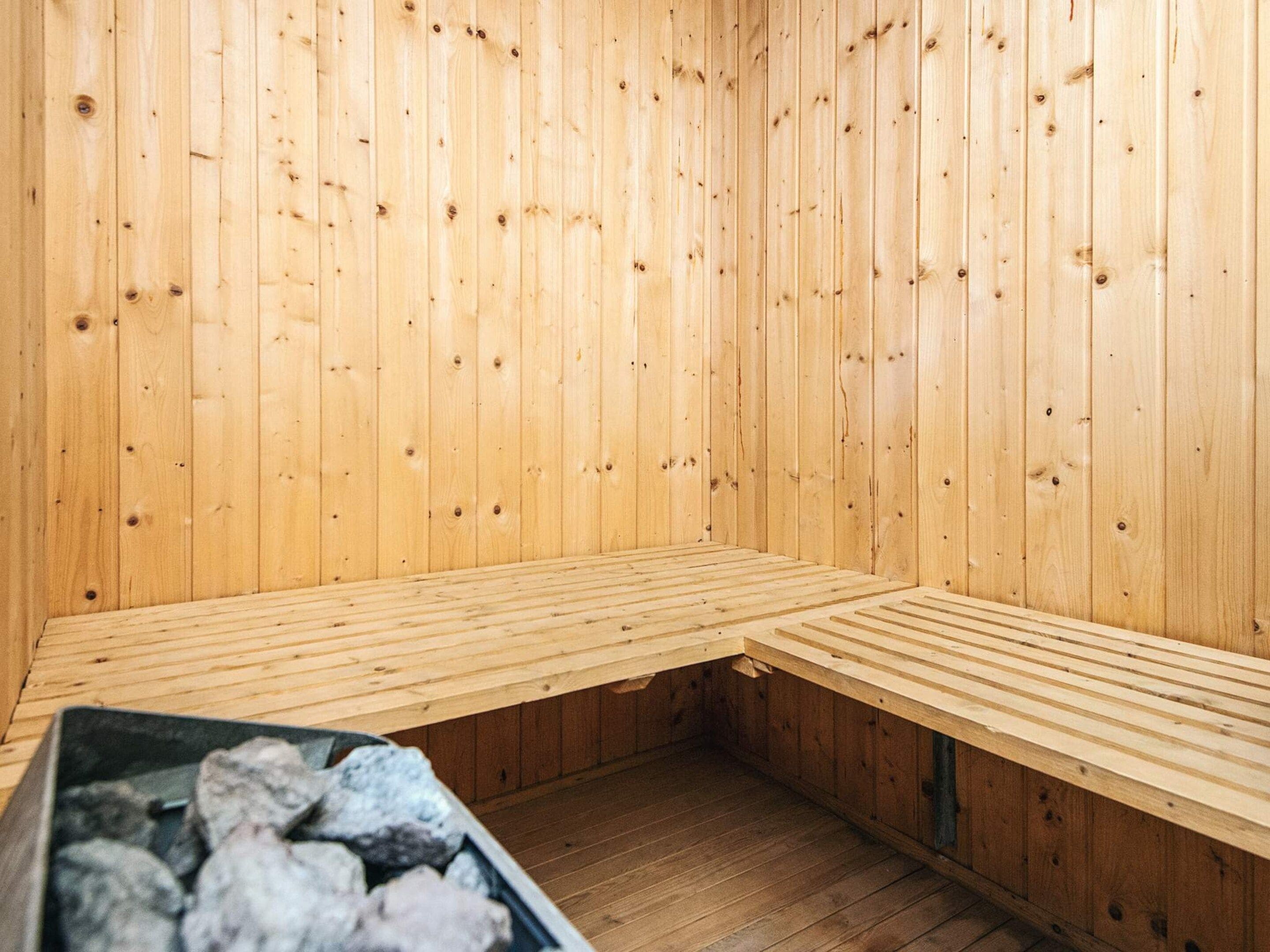 Un cuarto de sauna con paredes y bancos de madera.