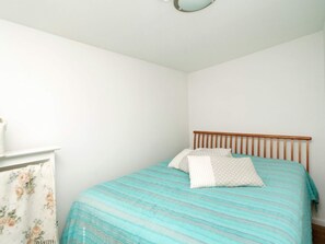 A bedroom with a bed, a wooden headboard, and a white wall. - Simplistic Holiday Home in GÃ¸rlev near Sea (Gørlev)