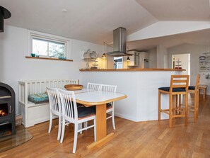 A cozy kitchen with a dining table, chairs, a built-in stove, and a window. - Simplistic Holiday Home in GÃ¸rlev near Sea (Gørlev)