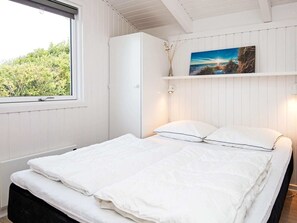 4 bedrooms, cribs/infant beds