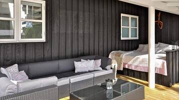 4 bedrooms, cribs/infant beds