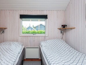 4 bedrooms - 6 Person Holiday Home in Hemmet (Hemmet)