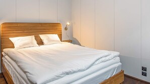 4 kamar tidur dan dilengkapi dengan perabotan berbeda-beda