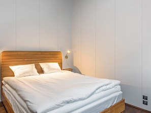4 bedrooms, individually furnished, bed sheets