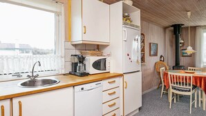 Kahvin-/teenkeitin, jääkaappi, mikroaaltouuni, liesi