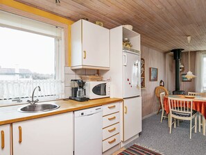 Coffee/tea maker, fridge, microwave, stovetop