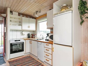 Fridge, microwave, stovetop, dishwasher - Deluxe Holiday Home in Thisted With Terrace (Thisted)