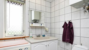 3 makuuhuonetta, vauvansängyt, internet
