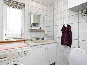 3 bedrooms, cribs/infant beds, internet