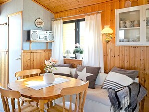 House | Dining - 3 Person Holiday Home in Ockero (Öckerö)