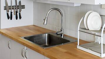 Ferienhaus | Eigene Küche | Kühlschrank, Mikrowelle, Wasserkocher mit Kaffee-/Teezubehör