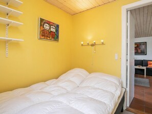 2 bedrooms, cribs/infant beds