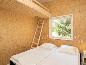 6 bedrooms, cribs/infant beds