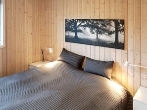 2 bedrooms, cribs/infant beds