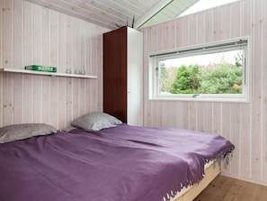 4 bedrooms, cribs/infant beds