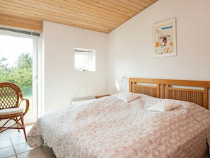 3 bedrooms, cribs/infant beds