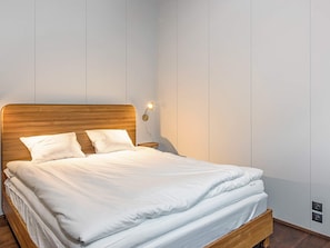 4 bedrooms, individually furnished, bed sheets