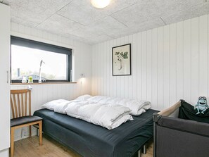 4 bedrooms, cribs/infant beds - Comfy Holiday Home in Vinderup With Terrace (Vinderup)
