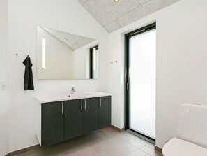 Bathroom - Comfy Holiday Home in Vinderup With Terrace (Vinderup)