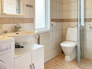 House | Bathroom - 4 Person Holiday Home in Overum (Overum)