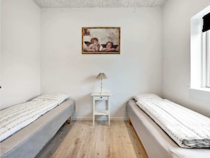 5 bedrooms, cribs/infant beds