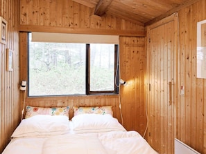 2 bedrooms, cribs/infant beds