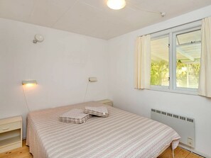 2 bedrooms, cribs/infant beds