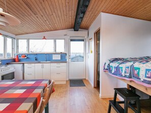 1 bedroom, cribs/infant beds, internet