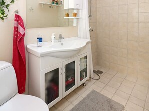 House | Bathroom - 6 Person Holiday Home in Hadsund (Hadsund)