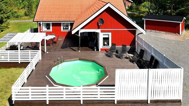 Outdoor pool - Holiday Home in Motala (Motala)