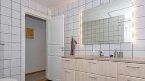 Bathtub - Serene Holiday Home in Jutland With Terrace (Branderup J)