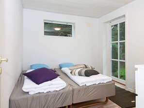 5 bedrooms, cribs/infant beds