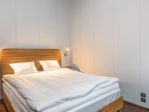 4 bedrooms, individually furnished, bed sheets