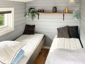 2 bedrooms, cribs/infant beds