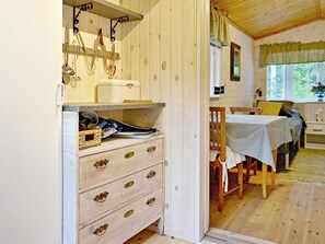Kylskåp, mikrovågsugn och kaffe- och tebryggare