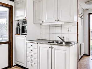 Wasserkocher mit Kaffee-/Teezubehör, Kühlschrank, Mikrowelle